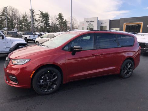 New 2026 Chrysler Pacifica Select image 11