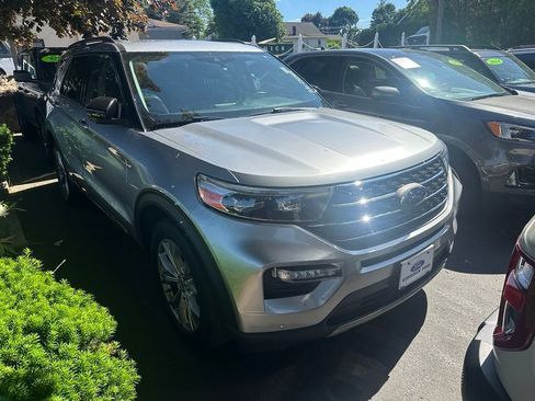Used 2023 Ford Explorer XLT w/ Equipment Group 202A AWD/4WD image 2