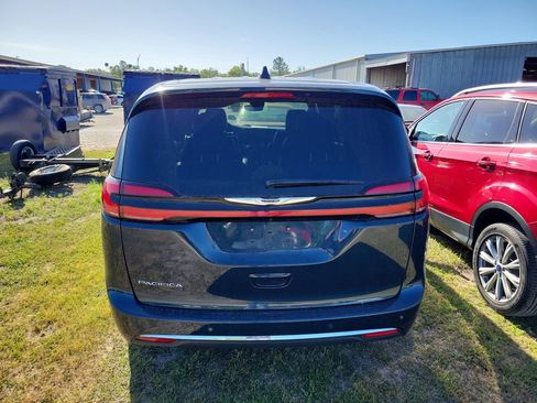 Used 2025 Chrysler Pacifica Select image 4