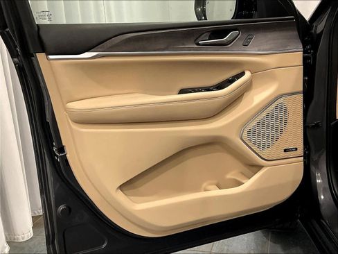 Used 2023 Jeep Grand Cherokee 4WD 4xe image 9