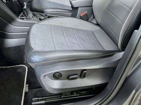 Used 2023 Volkswagen Taos SE w/ Panoramic Sunroof Package AWD/4WD image 21