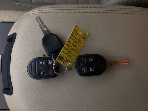 Used 2017 Ford Taurus SE image 41