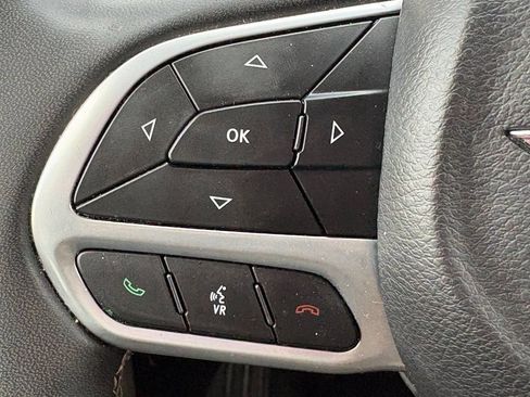 Used 2023 Chrysler Pacifica Touring-L FWD image 21