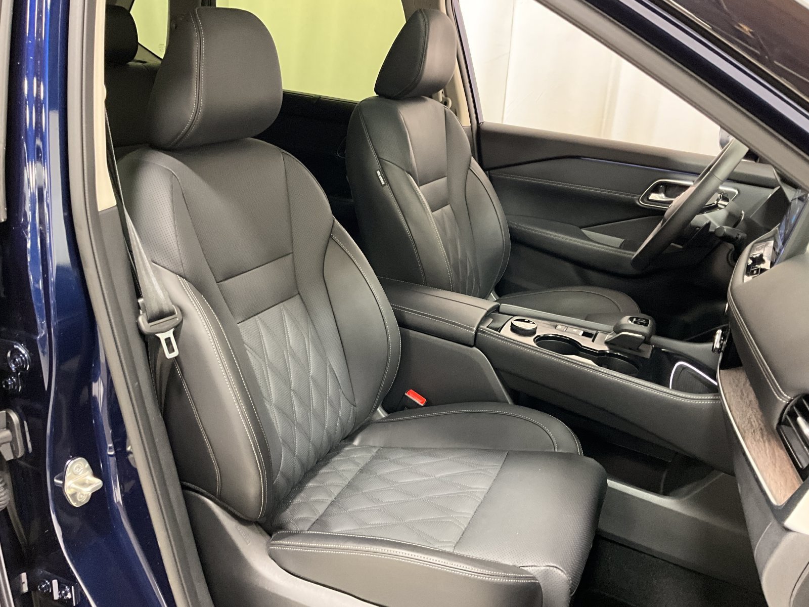 Used 2025 Nissan Rogue Platinum w/ Platinum Premium Package AWD/4WD image 10