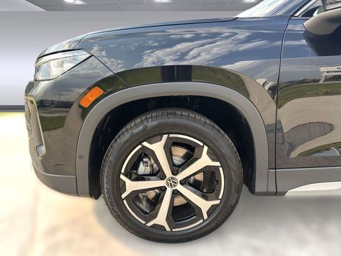 Certified 2025 Volkswagen Tiguan SE image 10