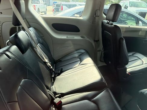 Used 2023 Chrysler Pacifica Touring-L FWD image 7