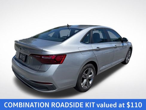 Certified 2023 Volkswagen Jetta SE w/ Panoramic Sunroof Package FWD image 5