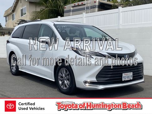 Used 2023 Toyota Sienna XLE image 1