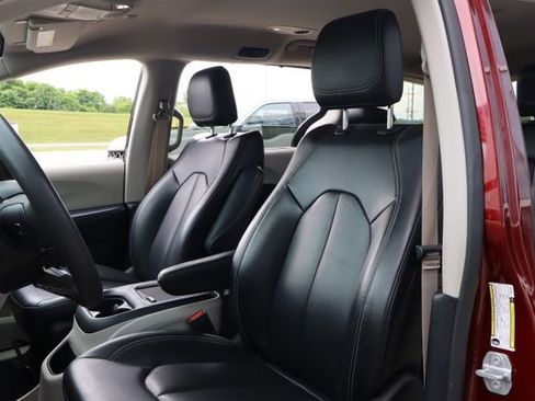 Used 2023 Chrysler Pacifica Touring-L FWD image 22