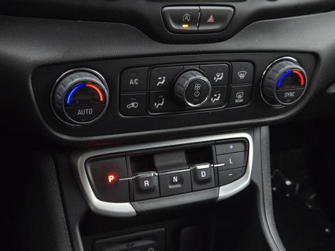 Used 2024 GMC Terrain SLT image 18