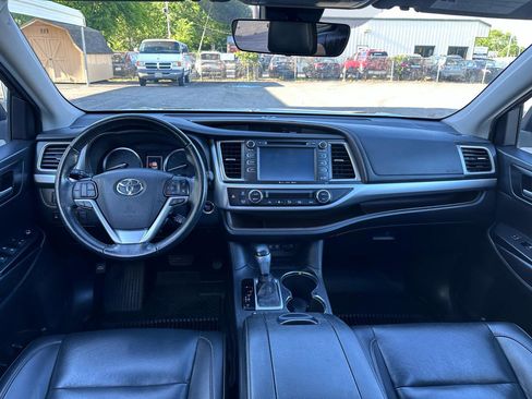 Used 2019 Toyota Highlander XLE FWD image 24