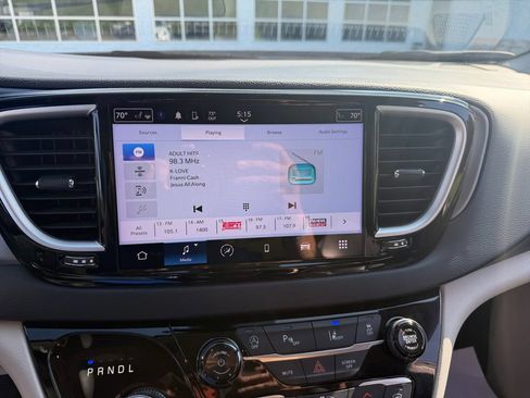 Used 2023 Chrysler Pacifica Touring-L FWD image 19