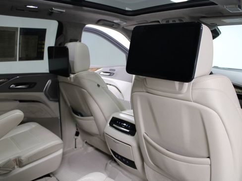 Used 2021 Cadillac Escalade Premium Luxury Platinum w/ Heavy-Duty Trailer Package image 36