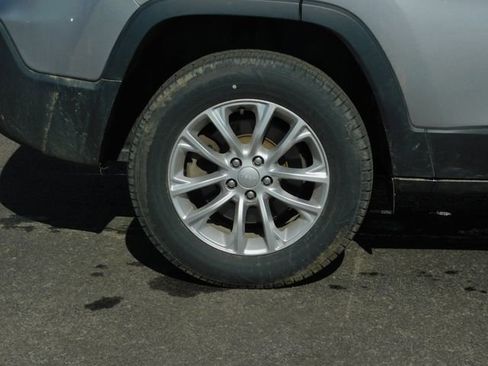 Used 2019 Jeep Cherokee Latitude w/ Popular Appearance Group image 12