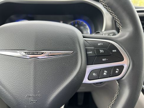 Used 2022 Chrysler Pacifica Touring-L image 30