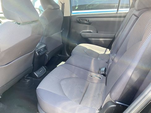 Used 2021 Toyota Highlander LE FWD image 14