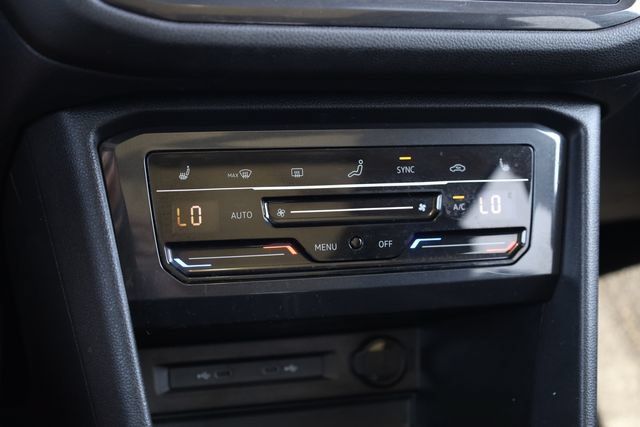 Used 2023 Volkswagen Tiguan SE w/ Panoramic Sunroof Package FWD image 19