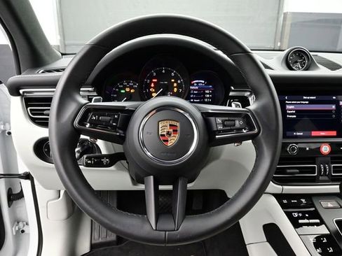 Certified 2025 Porsche Macan AWD/4WD image 8