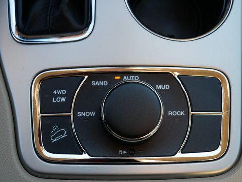 Used 2017 Jeep Grand Cherokee Limited w/ Luxury Group II image 31