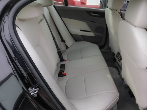 Used 2018 Jaguar XE Premium image 36