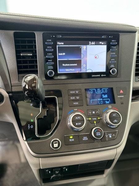 Used 2020 Toyota Sienna XLE w/ XLE Navigation Package FWD image 21