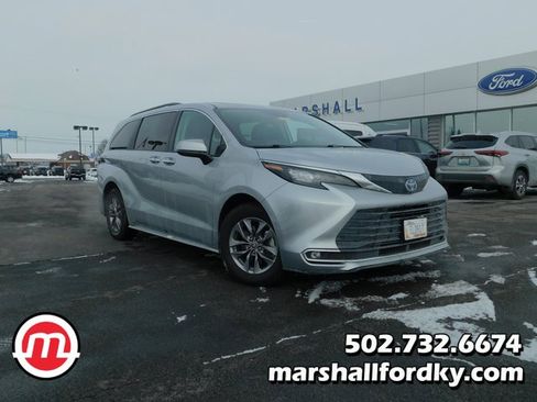 Used 2024 Toyota Sienna XLE image 1