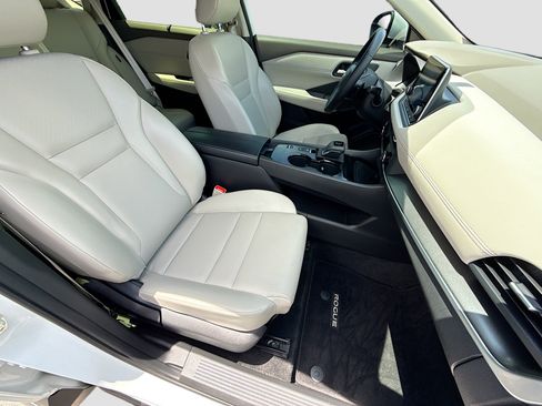 Used 2025 Nissan Rogue SV w/ SV Premium Package FWD image 15