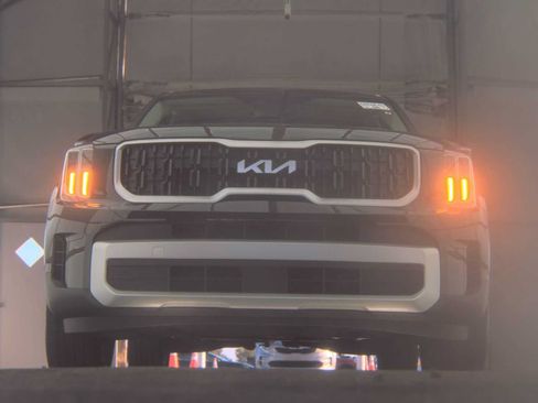Used 2025 Kia Telluride EX w/ EX Captain's Chair Package FWD image 11