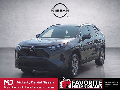 Used 2025 Toyota RAV4 XLE AWD/4WD image 2