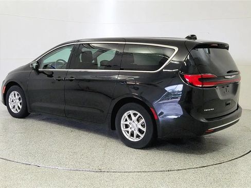 Used 2023 Chrysler Pacifica Touring-L FWD image 6