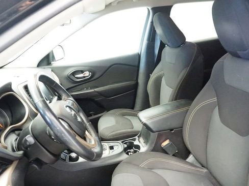 Used 2017 Jeep Cherokee Latitude w/ Cold Weather Group image 28