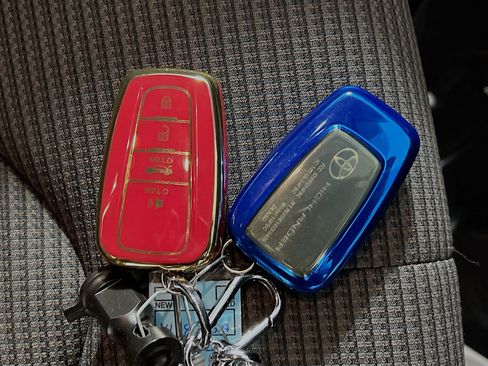 Used 2022 Toyota Highlander LE image 36