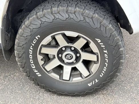 Used 2016 Toyota 4Runner SR5 AWD/4WD image 4