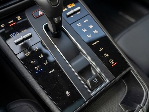 Used 2025 Porsche Macan image 19