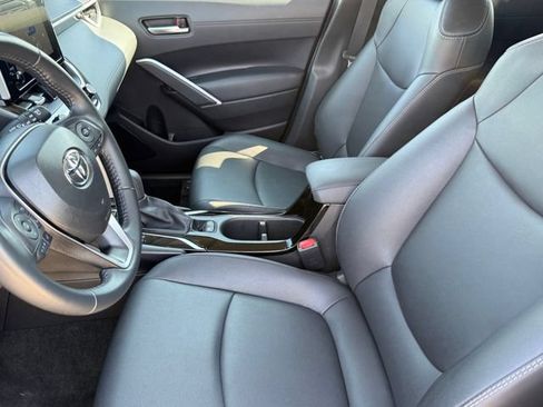 Used 2025 Toyota Corolla Cross XLE FWD image 8