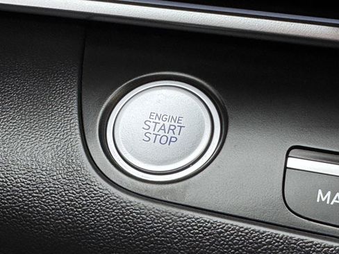 Used 2025 Hyundai Elantra Limited image 21