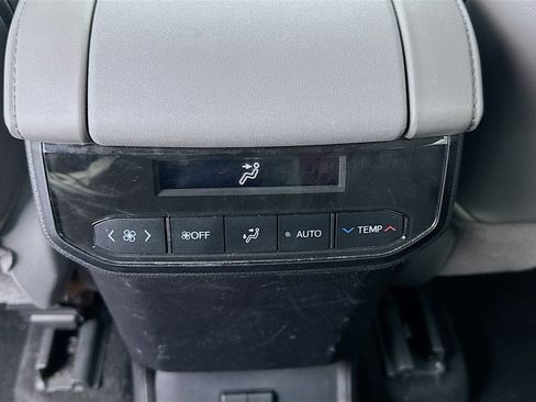 Used 2021 Toyota Highlander XLE image 18