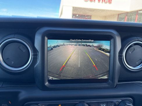 Used 2018 Jeep Wrangler Unlimited Sahara w/ Uconnect 4C Nav & Sound Group image 39