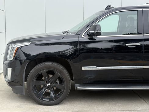 Used 2018 Cadillac Escalade Luxury image 5