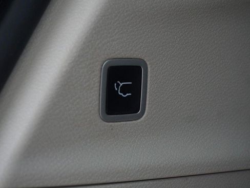 Used 2024 Chrysler Pacifica Touring-L FWD image 20
