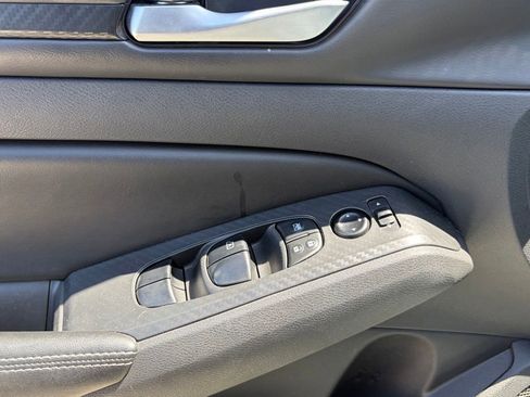 Used 2025 Nissan Altima 2.5 SV FWD image 5