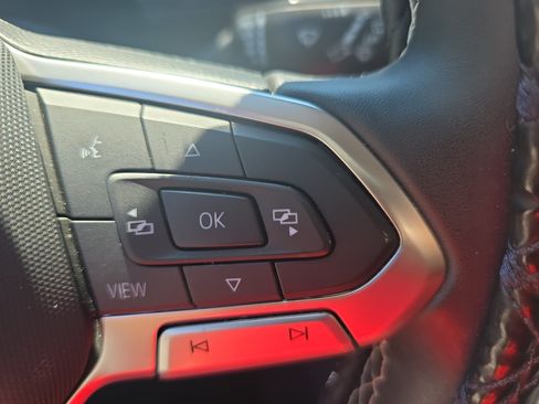 Used 2023 Volkswagen Tiguan SE AWD/4WD image 17