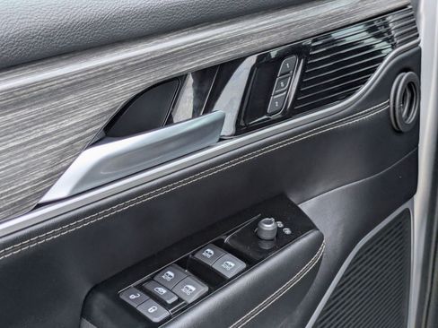 Used 2024 Jeep Wagoneer Series II w/ Flexible Seating Group image 12