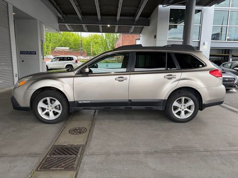 Used 2014 Subaru Outback 2.5i Premium AWD/4WD image 4