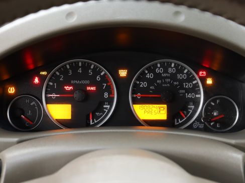 Used 2011 Nissan Frontier SL image 11