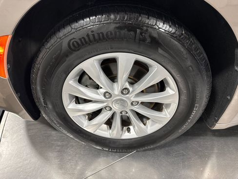 Used 2018 Chrysler Pacifica Touring-L FWD image 2