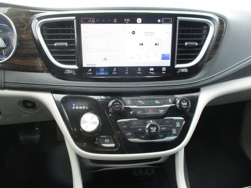 Used 2024 Chrysler Pacifica Limited image 14