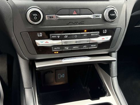 Used 2020 Ford Explorer XLT AWD/4WD image 17