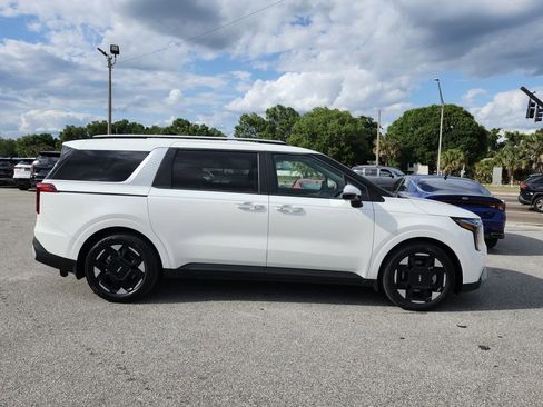 Certified 2025 Kia Carnival EX FWD image 3