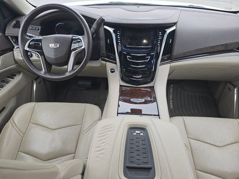 Used 2017 Cadillac Escalade Luxury AWD/4WD image 22
